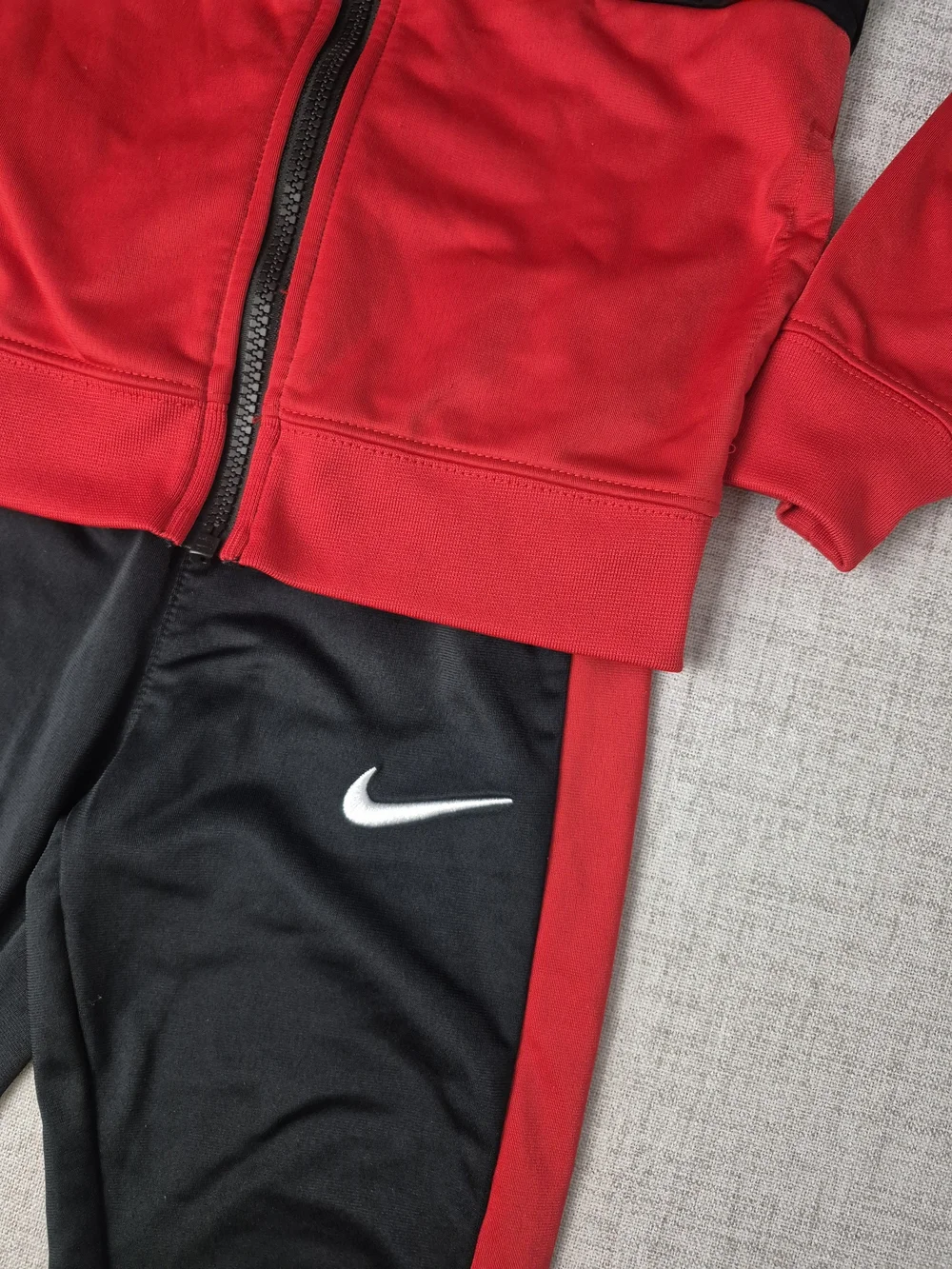 Nike Boys Black Red Tracksuit Set Size 5 4-5T - Picture 2 of 15